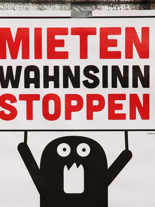 "Mietenwahnsinn stoppen, Lärmdemo und Kundgebung gegen Verdrängung und Zwangsräumungen" steht am 26.03.2014 auf einem Plakat im Bezirk Kreuzberg in Berlin.