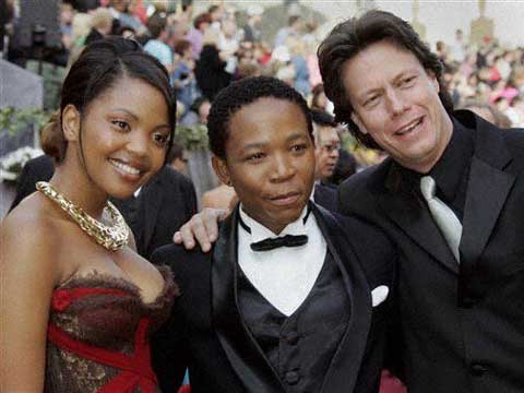 Die südafrikanischen Schauspieler Terry Pheto und Presley Chweneyagae sowie der Regisseur des Films "Tsotsi", Gavin Hood, vor der 78. Oscar-Verleihung in Los Angeles. Die südafrikanischen Schauspieler Terry Pheto und Presley Chweneyagae sowie der Regisseur des Films "Tsotsi", Gavin Hood, vor der 78. Oscar-Verleihung in Los Angeles.