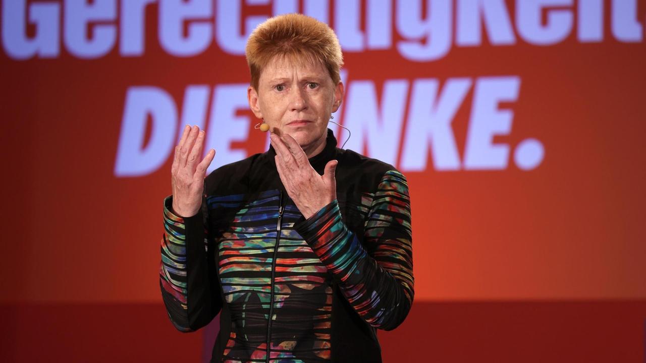 Petra Pau (Die Linke), stellvertretende Bundestagspräsidentin, steht auf der Wahlparty von Die Linke im Karl-Liebknecht-Haus auf der Bühne.