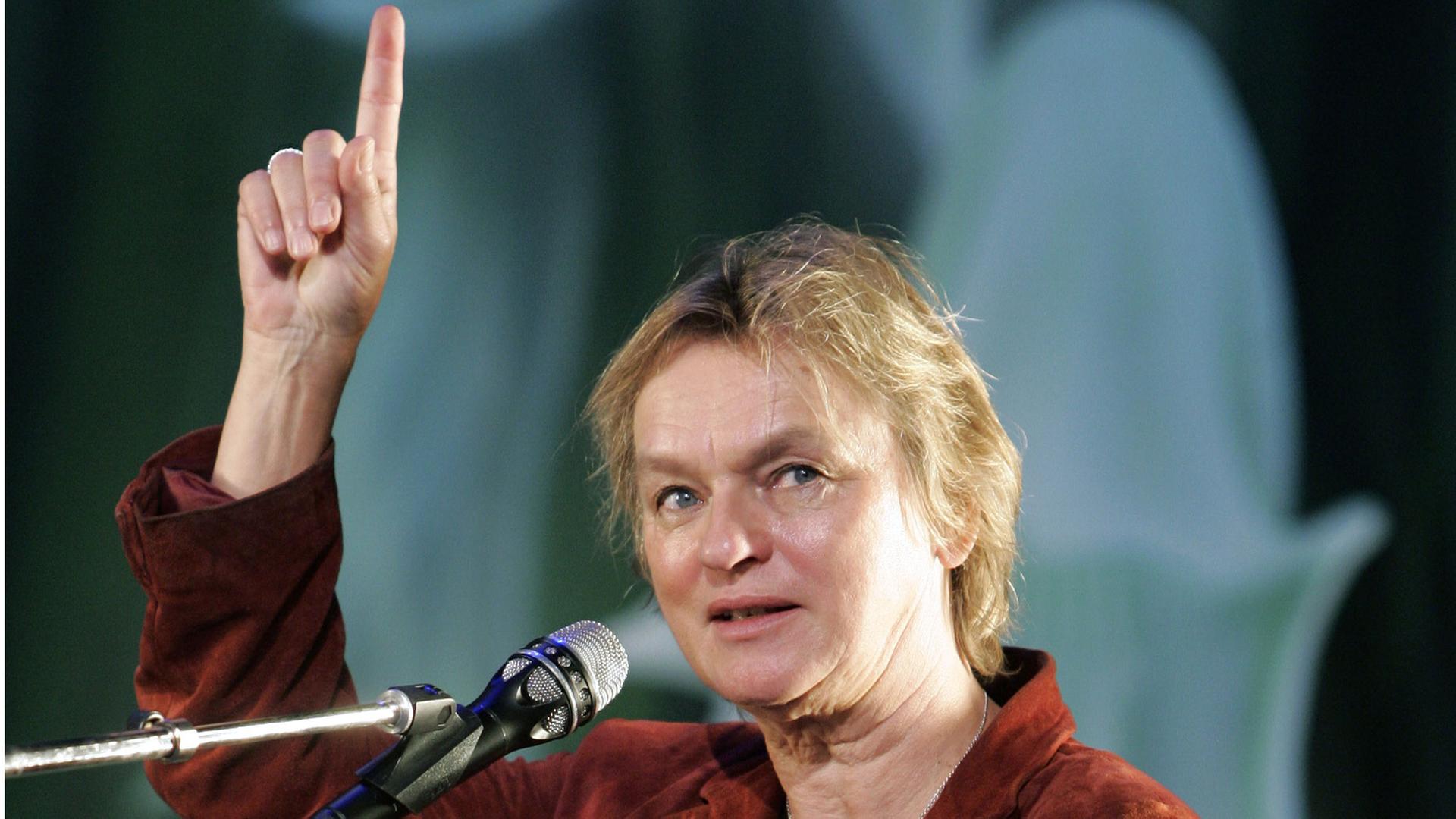 Elke Heidenreich mit erhobenem Zeigefinger bei der Präsentation ihres Buches "Das geheime Königreich - Oper für Kinder" in Köln