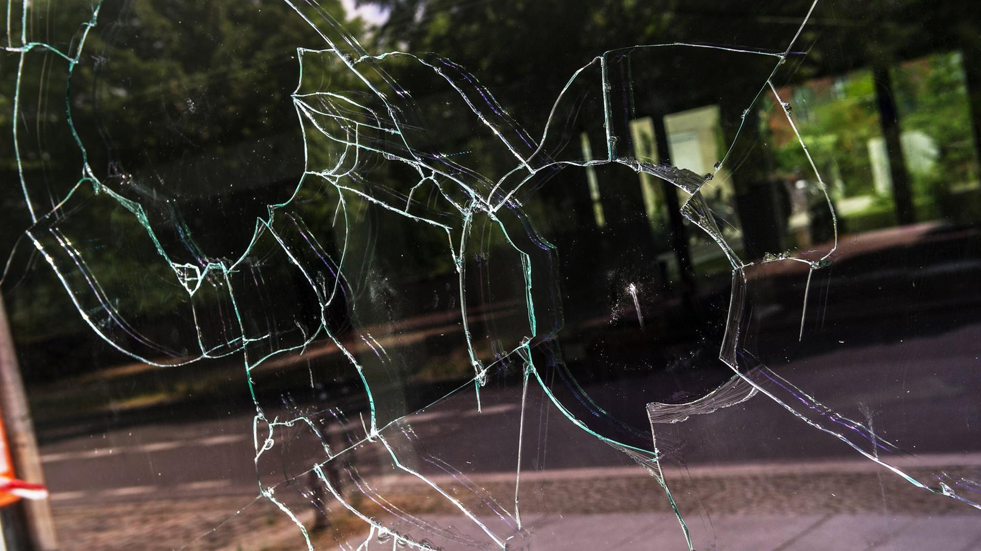 Eine zerstörte Fensterscheibe ist am 06.07.2014 in Berlin an einem Haus an der Adalbertstraße.