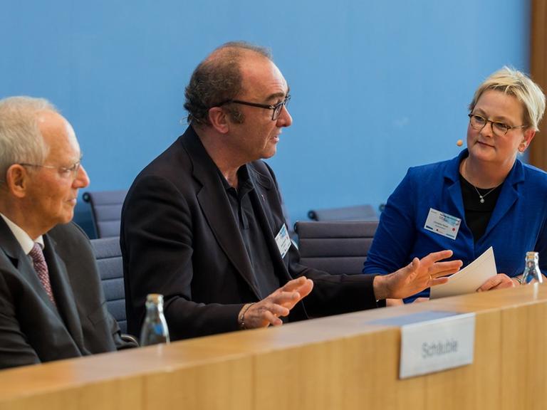 Deutschlandradio-Moderatorin Christine Heuer (rechts) mit Bundestagspräsident Wolfgang Schäuble (links) und dem Schriftsteller Robert Menasse (Mitte)