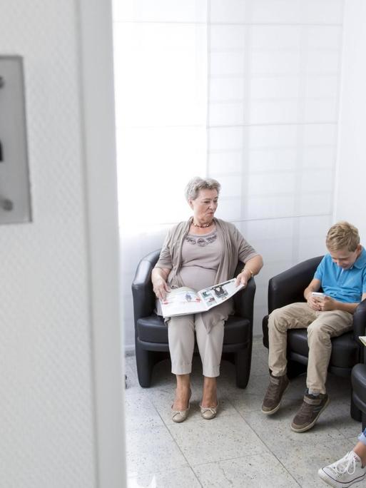 Patienten sitzen in einem Wartezimmer beim Arzt