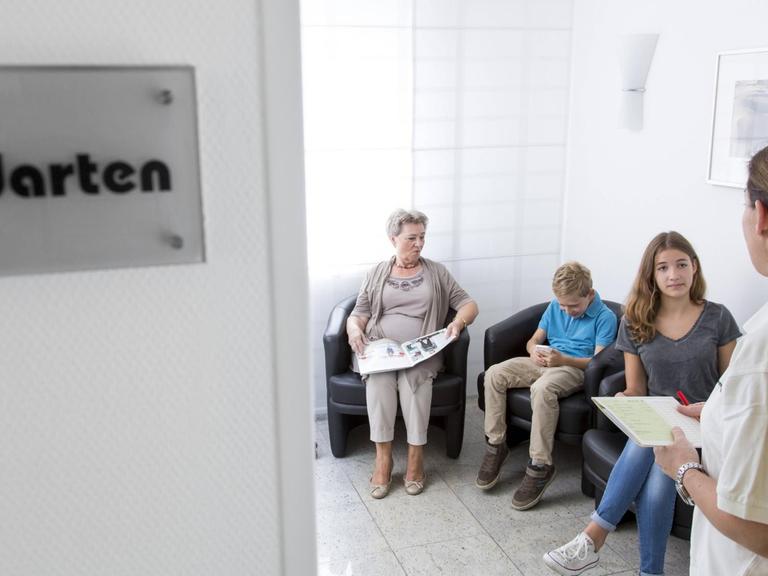 Patienten sitzen in einem Wartezimmer beim Arzt