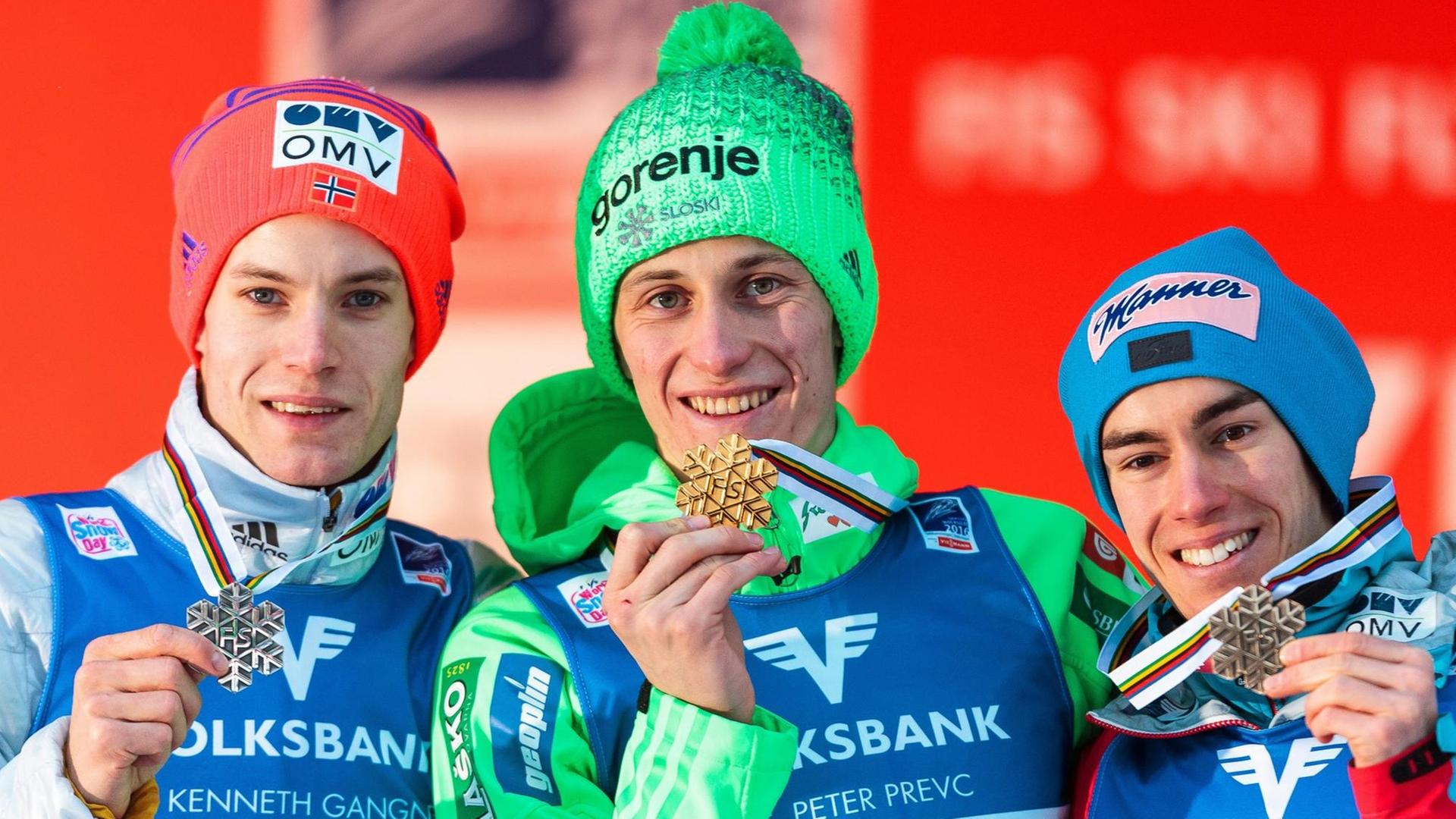 Die Skispringer Kenneth Gangnes (Norwegen), Peter Prevc (Slowenien) und Stefan Kraft (Österreich) mit ihren Medaillen