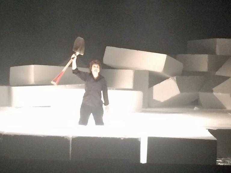 Szene aus "Die lateinamerikanische Tragödie" von Felipe Hirsch. Mit dem Stück wurde das Iboamerikanische Theaterfestival Adelande in Heidelberg eröffnet.