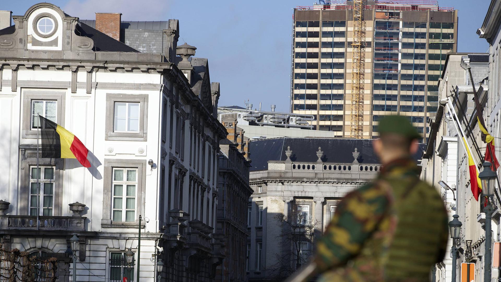 Ein belgischer Soldat steht am Samstag, den 17. Januar 2015, vor der US-Botschaft in Brüssel.