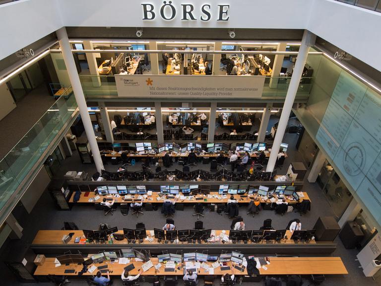 Börsenhändler sitzen in der Börse Stuttgart vor ihren Monitoren.