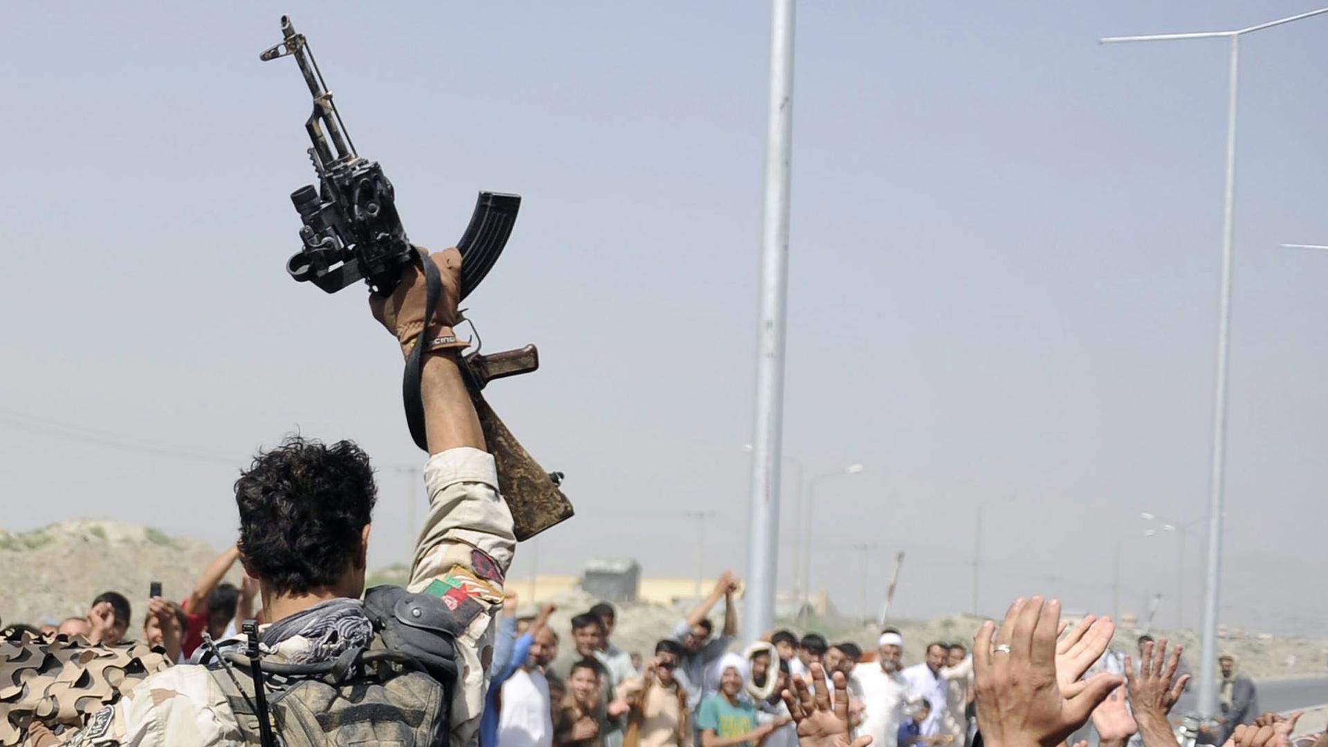 Afghanen jubeln nach den Kämpfen am Flughafen den Sicherheitskräften zu