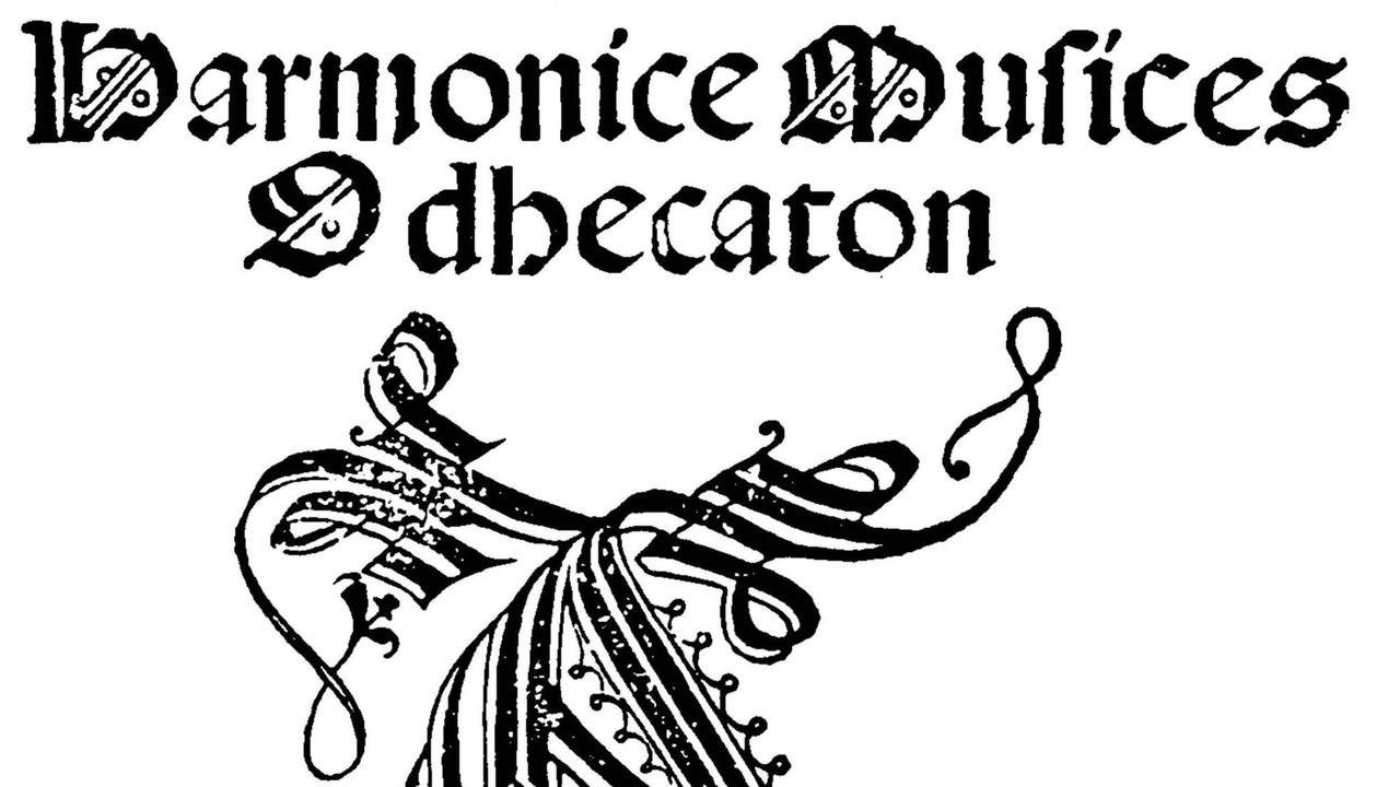 Auszug aus dem Titelblatt der ersten großen gedruckten Notensammlung "Harmonice Musices Odhecaton", das alt anmutende Schriftzüge zeigt. 