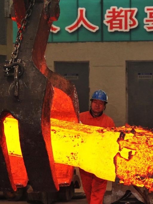 Arbeiter in einem Stahlwerk in der chinesischen Provinz Liaoning