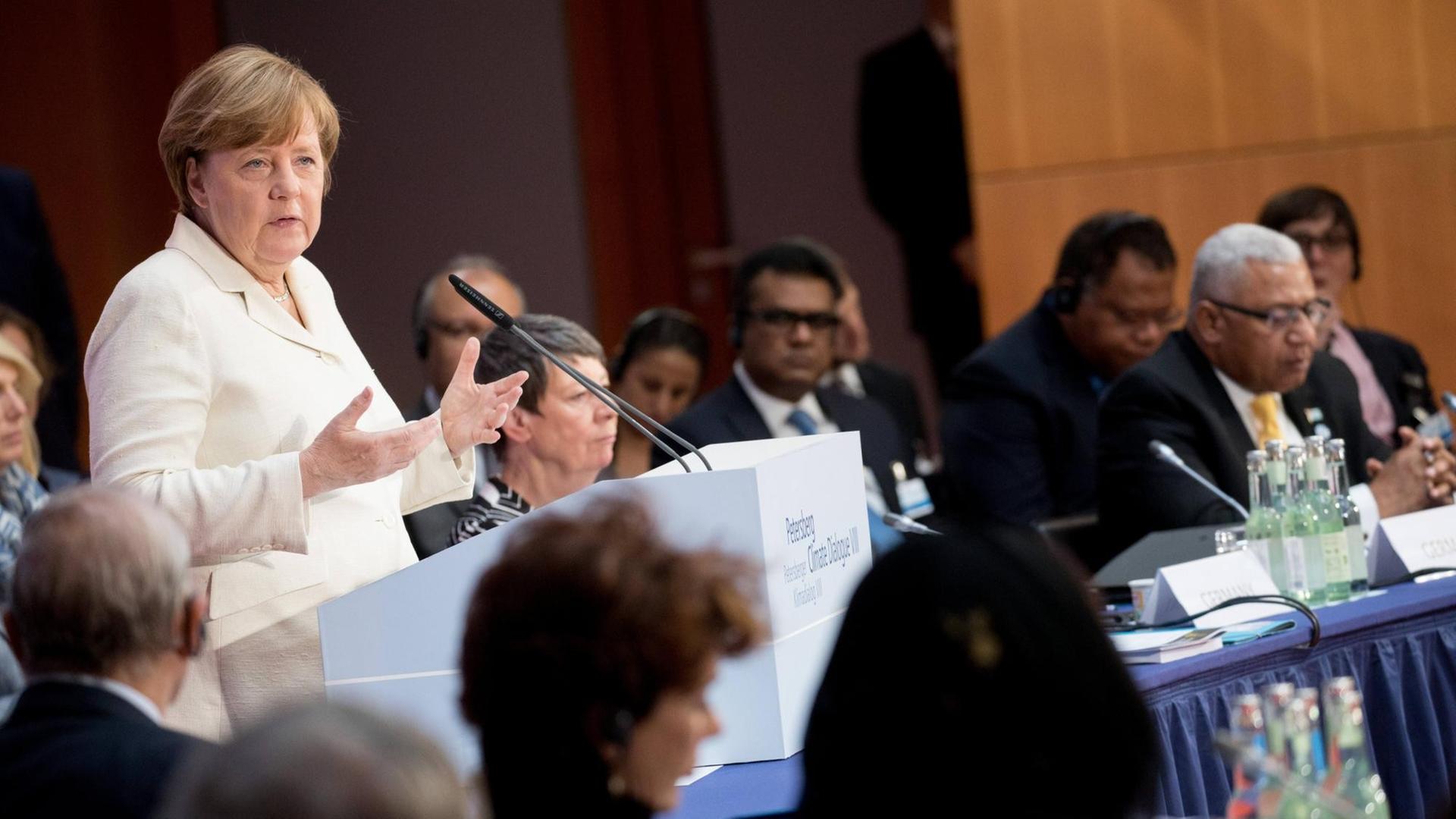 Bundeskanzlerin Angela Merkel (CDU) spricht am 23.05.2017 in Berlin bei der Eröffnung des 8. Petersberger Klimadialog des Umweltministeriums zu den Teilnehmern.