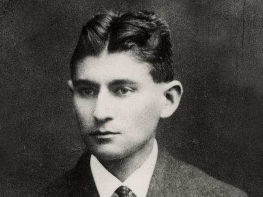 Paßfoto vom Schriftsteller Franz Kafka, ca. 1915/16. Mit eigenhändiger Unterschrift.