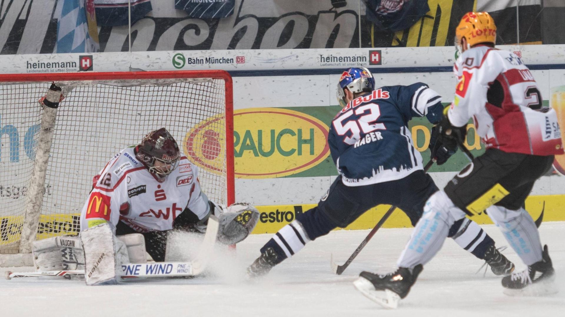 Im Eishockey erzielt Münchens Patrick Hager im dritten Playoffspiel gegen Bremerhaven das 3:2.
