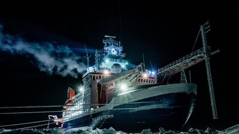 Das auf einer Eisscholle eingefrorene Forschungs-Schiff "Polarstern" drifttet ein Jahr lang durch das Nordpolarmeer.