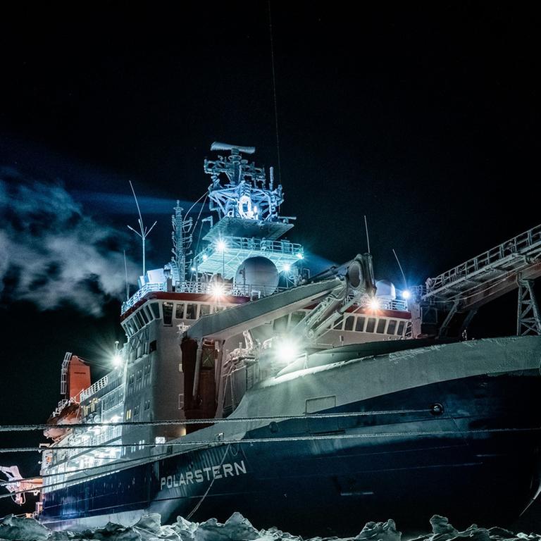 Das auf einer Eisscholle eingefrorene Forschungs-Schiff "Polarstern" drifttet ein Jahr lang durch das Nordpolarmeer.