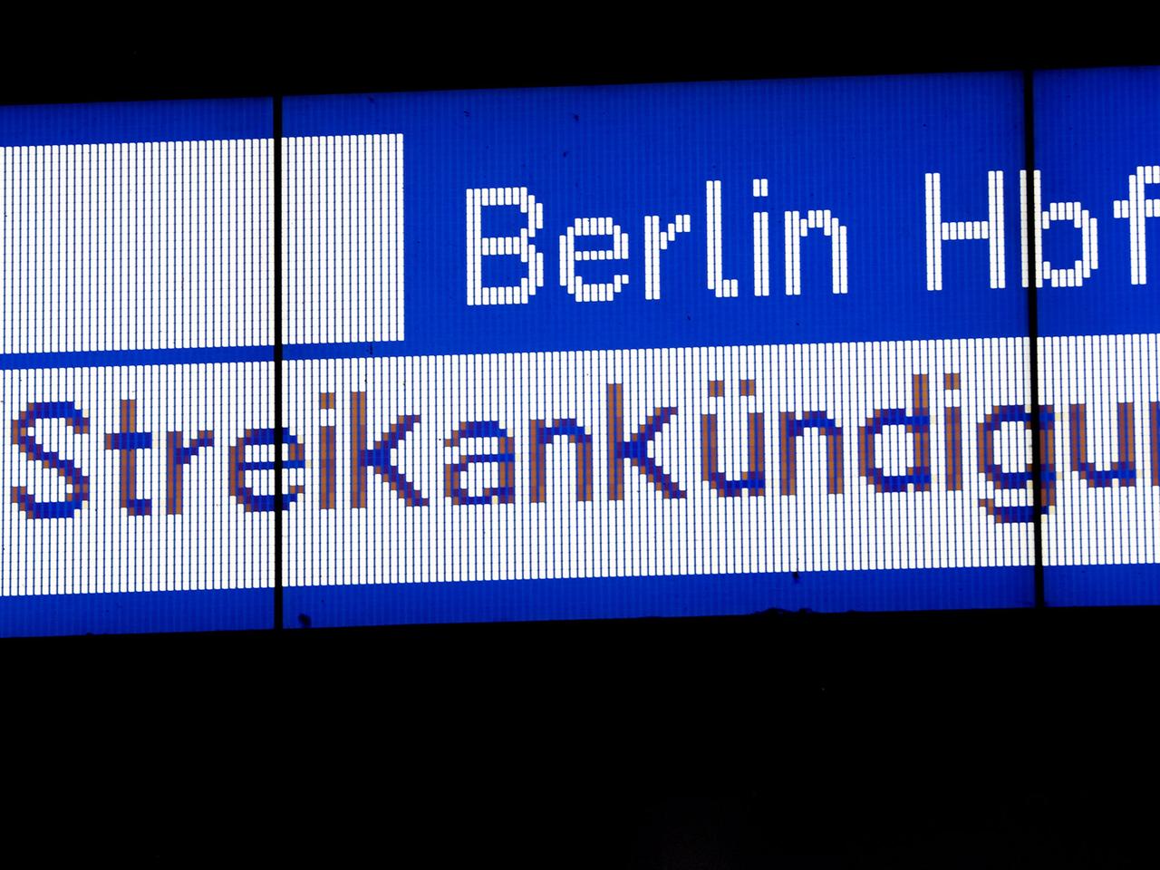 Ein Display warnt Reisende auf dem Hauptbahnhof in Potsdam vor dem Streik der Lokführer.