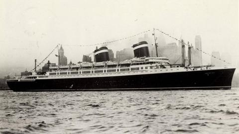 Der amerikanische Luxusliner S.S. America auf einer historischen Postkarte