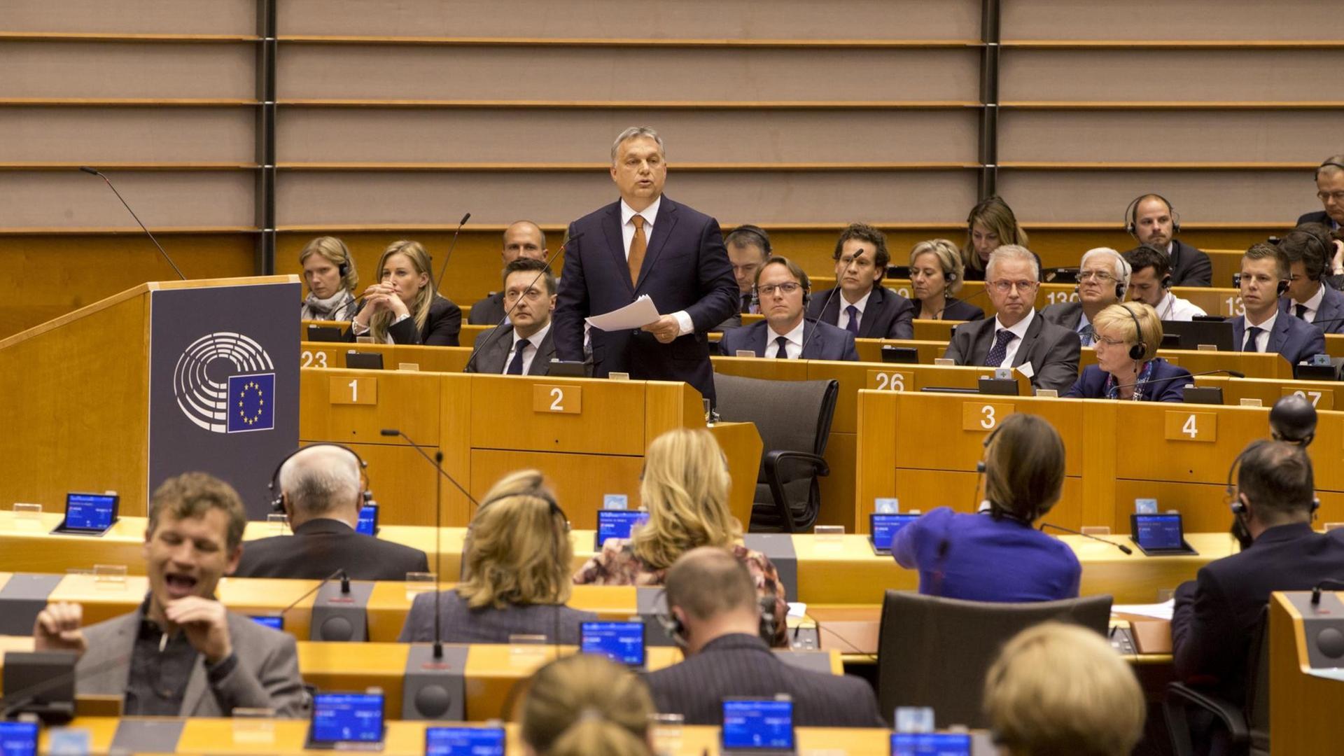 Ungarns Ministerpräsident Viktor Orban spricht vor dem EU-Parlament in Brüssel. Die EU-Kommission hat den ersten Schritt eines Vertragsverletzungsverfahrens wegen des umstrittenen neuen Hochschulgesetzes gegen Ungarn eingeleitet.