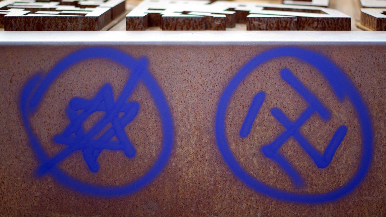 Ein Hakenkreuz und ein durchgestrichener Davidstern sind am 09.06.2013 an einer Gedenkstätte am Nordbahnhof in Berlin zu sehen.