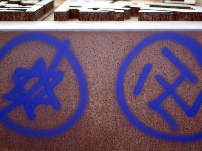 Ein Hakenkreuz und ein durchgestrichener Davidstern sind am 09.06.2013 an einer Gedenkstätte am Nordbahnhof in Berlin zu sehen.