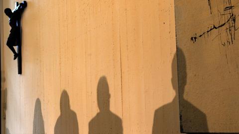 Schatten bei der Vorstellung der Missbrauchsleitlinien der katholischen Kirche.