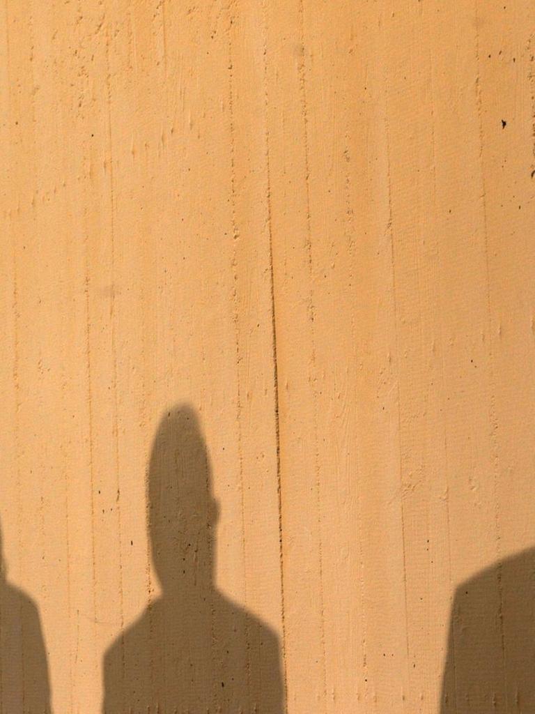 Schatten bei der Vorstellung der Missbrauchsleitlinien der katholischen Kirche. Schatten bei der Vorstellung der Missbrauchsleitlinien der katholischen Kirche.