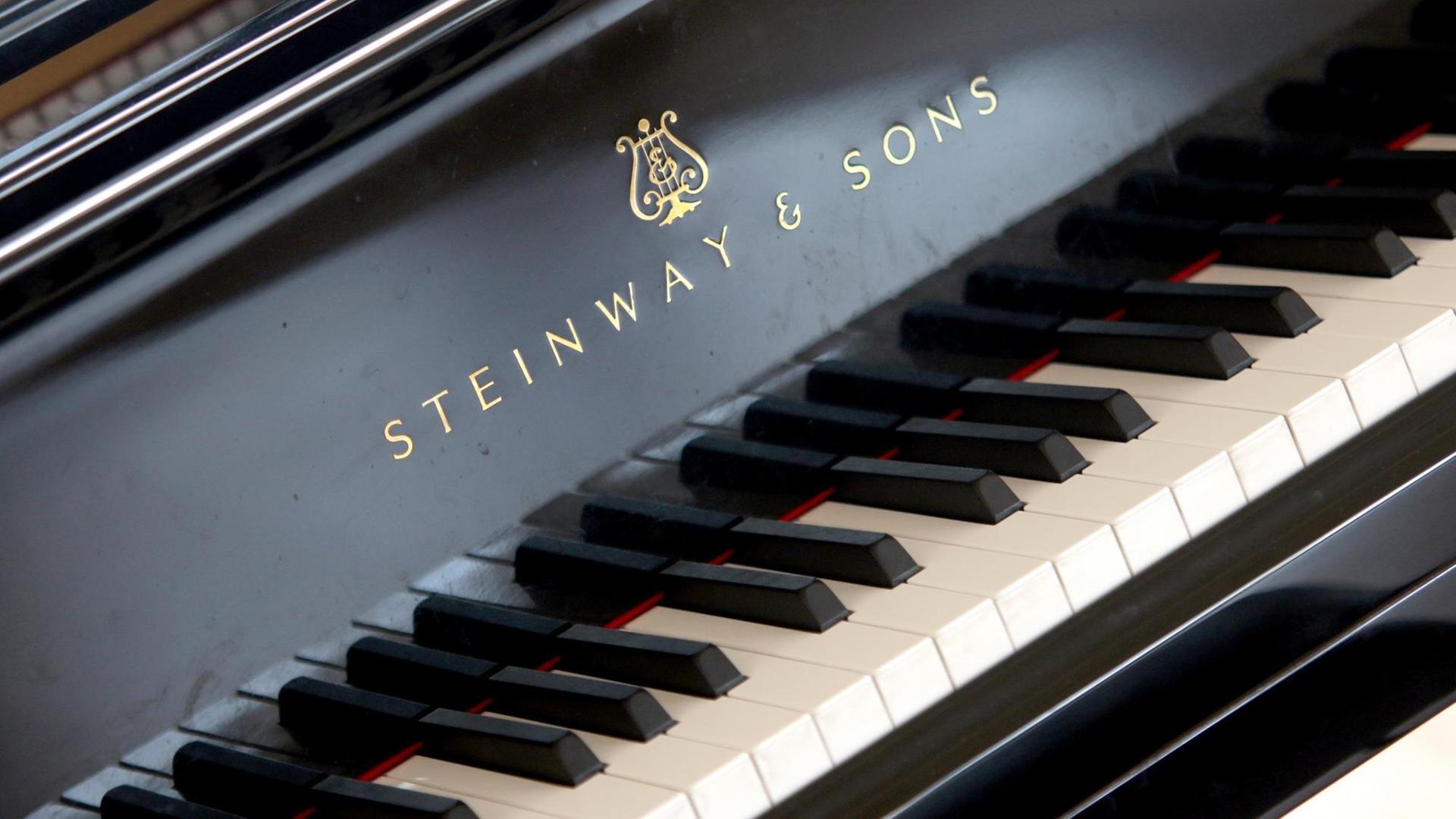 09.04.2018, Sachsen-Anhalt, Wernigerode: Ein Flügel der Marke Steinway & Sons steht in einem Konzertsaal in Wernigerode.