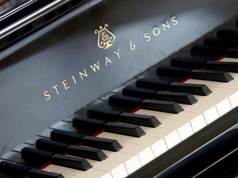 09.04.2018, Sachsen-Anhalt, Wernigerode: Ein Flügel der Marke Steinway & Sons steht in einem Konzertsaal in Wernigerode.