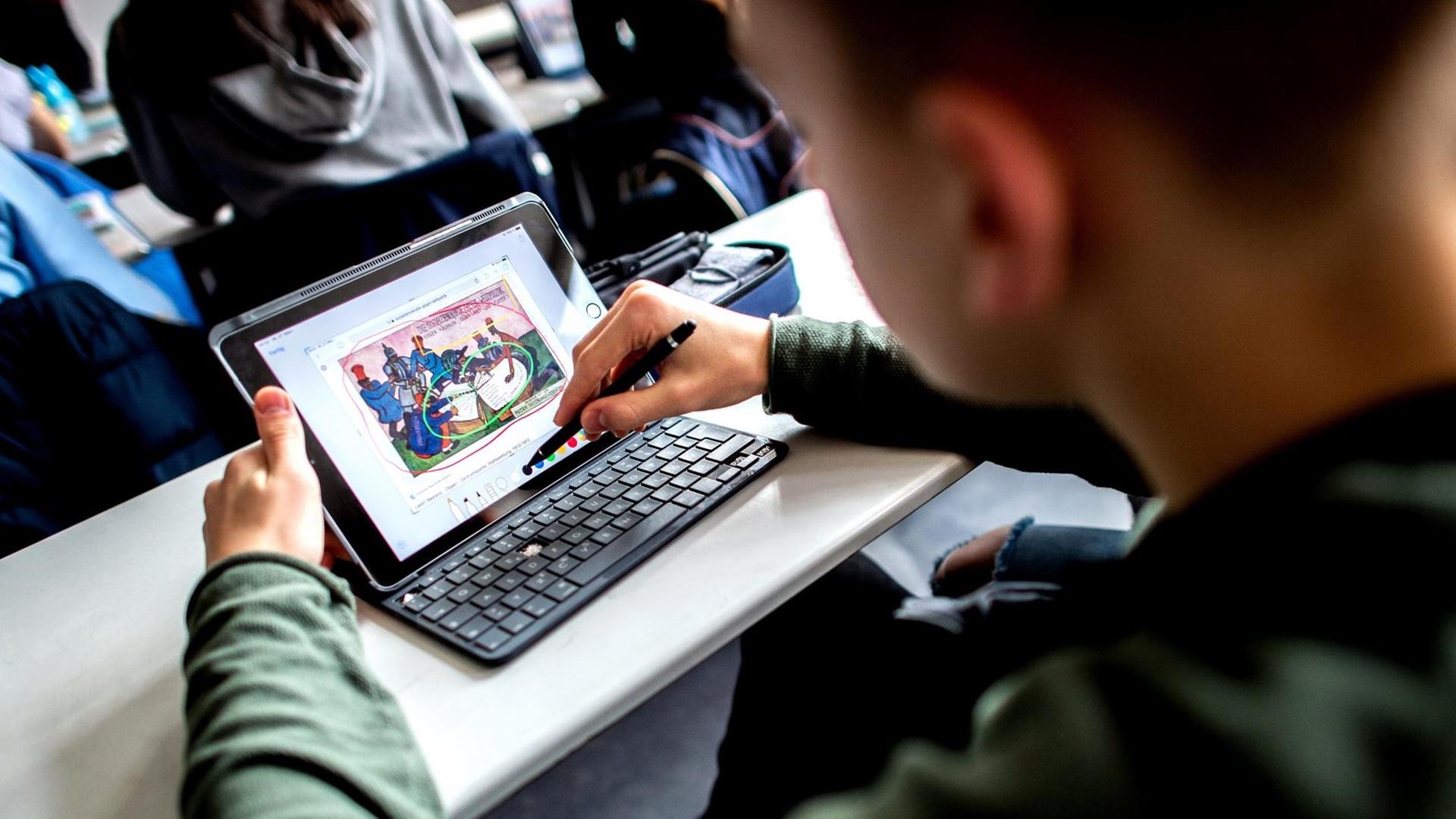 Ein Schüler lernt während des Unterrichts im Fach Geschichte am Alten Gymnasium Oldenburg (AGO) mit einem iPad; Symbolbild Digitales Lernen