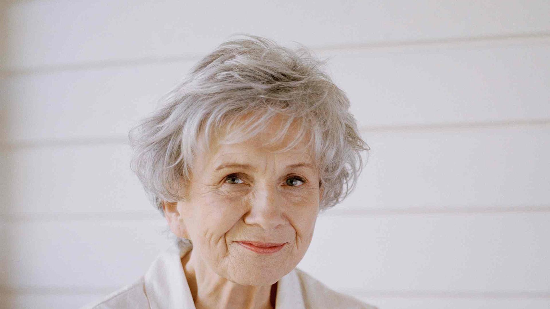 Die kanadische Literaturnobelpreisträgerin Alice Munro am 10. Oktober 2013 lächelnd.