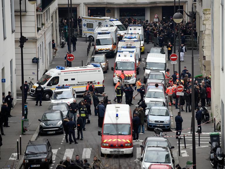 Zahlreiche Rettungskräfte und Polizisten vor dem Redaktionsgebäude von "Charlie Hebdo".