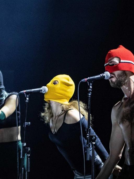 Das russische Kunstkollektiv Pussy Riot mit ua Yekaterina Samutsevich, Nadezhda Tolokonnikova und Maria Alyokhinage gibt 2019 ein Konzert in Utrecht.