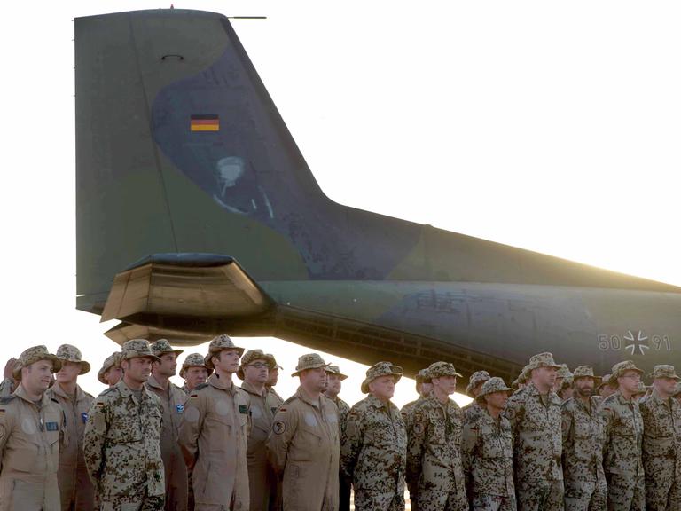 Bundeswehrsoldaten des Einsatzkontingents in Dakar stehen am 5. Februar 2014 auf dem Flugplatz in Dakar im Senegal.
