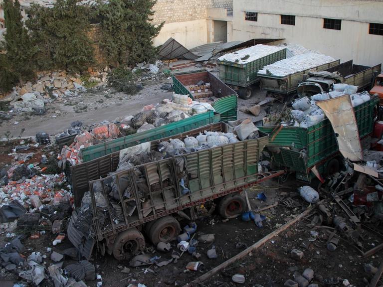 Beschädigte Lkw und zerstörte Hilfsgüter nach dem Angriff auf den Hilfskonvoi in Syrien