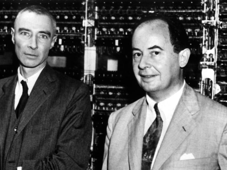 Der amerikanische Atomphysiker J. Robert Oppenheimer (l) mit seinem Kollegen John von Neumann (r) im Jahr 1954.