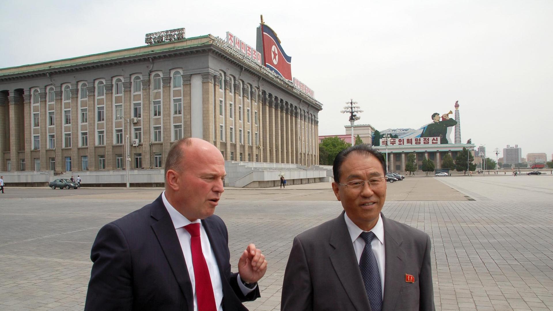 Der Vorsitzende der deutsch-koreanischen Parlamentariergruppe, Hartmut Koschyk (CSU, l), und Nordkoreas Vizeaußenminister Kung Sok Ung treffen sich am 01.06.2015 in Pjöngjang