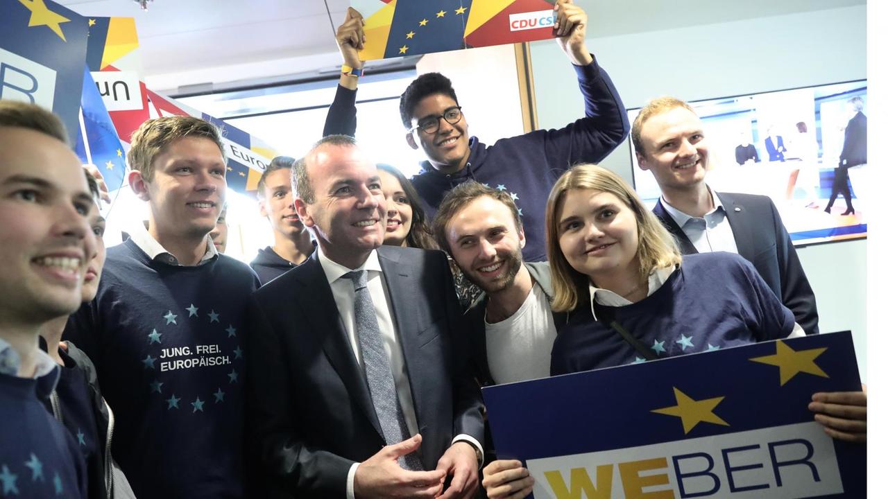 Der Spitzenkandidat der Union, Manfred Weber steht nach einer Pressekonferenz zum Ergebnis der Europawahl mit Anhängern der Union zusammen.