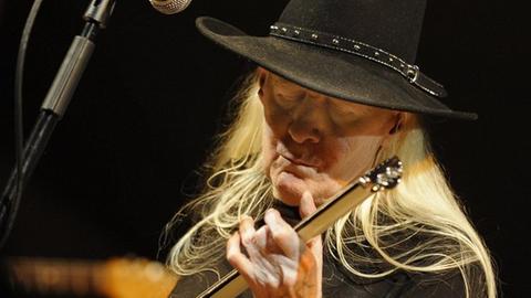 Der US-Gitarrist Johnny Winter bei einem Konzert im Juli 2008. Winter starb am 16.07.2014 im Alter von 70 Jahren in Zürich.