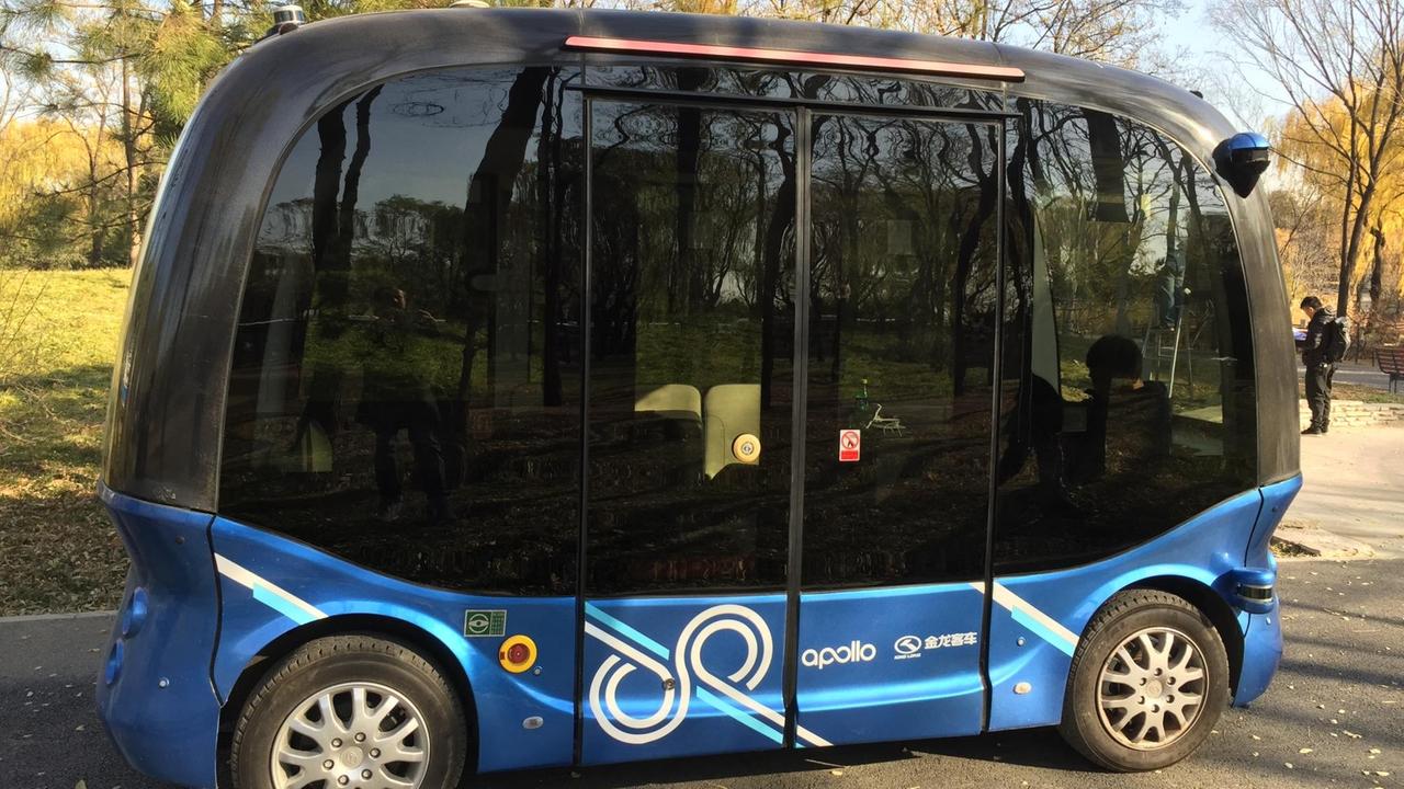 Ein autonom fahrender Bus im Haidian Park in Peking. Er ist blau und hoch.
