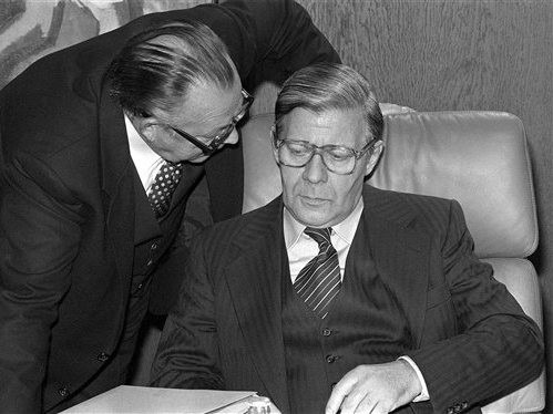 Bundeskanzler Helmut Schmidt und Staatsminister Hans-Jürgen Wischnewski am 30. September 1977 im Bonner Kanzleramt