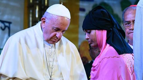 Papst Franziskus in Bangladesh mit einem Flüchtling der muslimischen Minderheit der Rohingya.