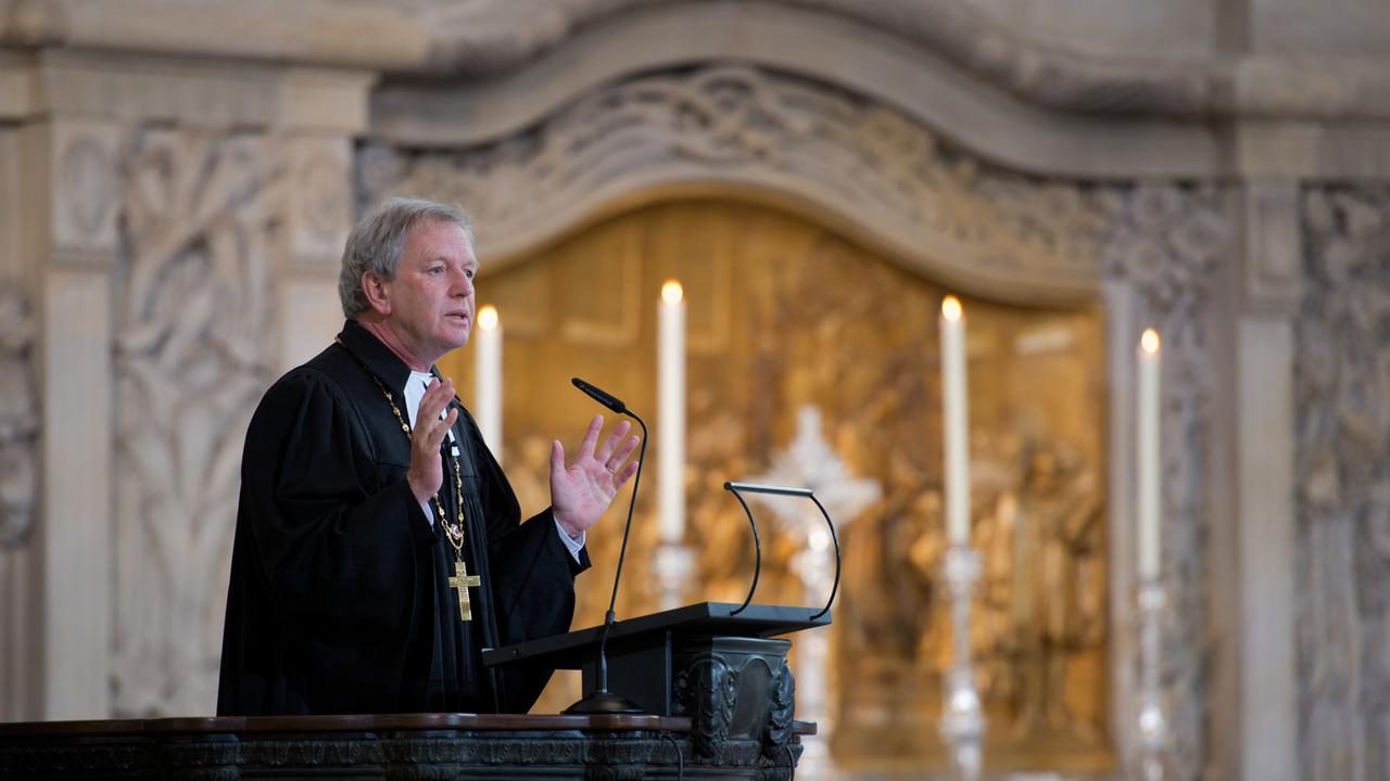 Der damalige Landesbischof der Evangelisch-Lutherischen Landeskirche Sachsens, Jochen Bohl, bei einer Predigt in der Dresdener Kreuzkirche; Aufnahme vom November 2014
