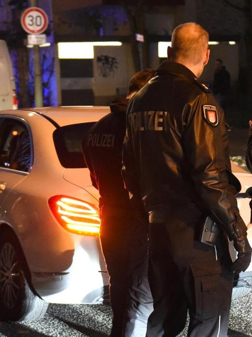 19.01.2019, Hamburg: Polizisten kontrollieren am frühen Abend im Stadtteil Mümmelmannsberg ein Auto.