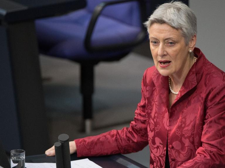 Marieluise Beck (Bündnis 90/Die Grünen) spricht am 26.03.2015 im Bundestag.