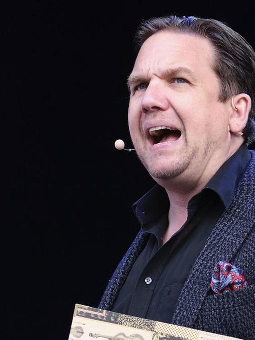 Der Kabarettist Matthias Brodowy bei der Show "Der Comedy-Mix - Drei Theater, eine Show" im Juni 2020 auf der Autokultur-Bühne auf dem Schützenplatz in Hannover.