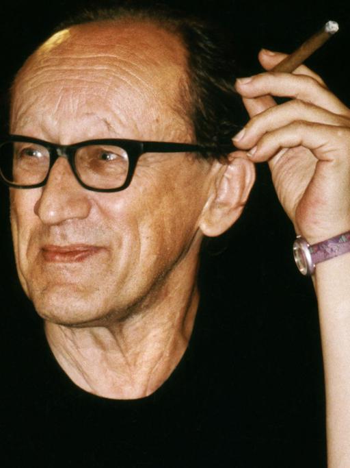 Der Dramatiker Heiner Müller. Der DDR-Schriftsteller und Dramaturg Heiner Müller, aufgenommen Ende August 1995 auf dem Helsinki Festival. Das Berliner Ensemble Theater führte dort sein Stück "Quartett" auf.