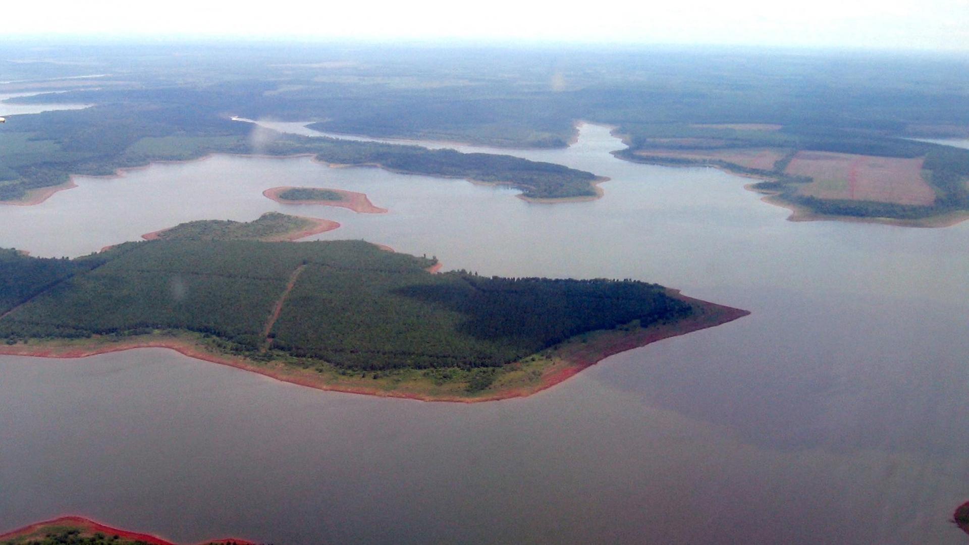 Flusslandschaft des Rio Parana in Argentinien mit einer Insel