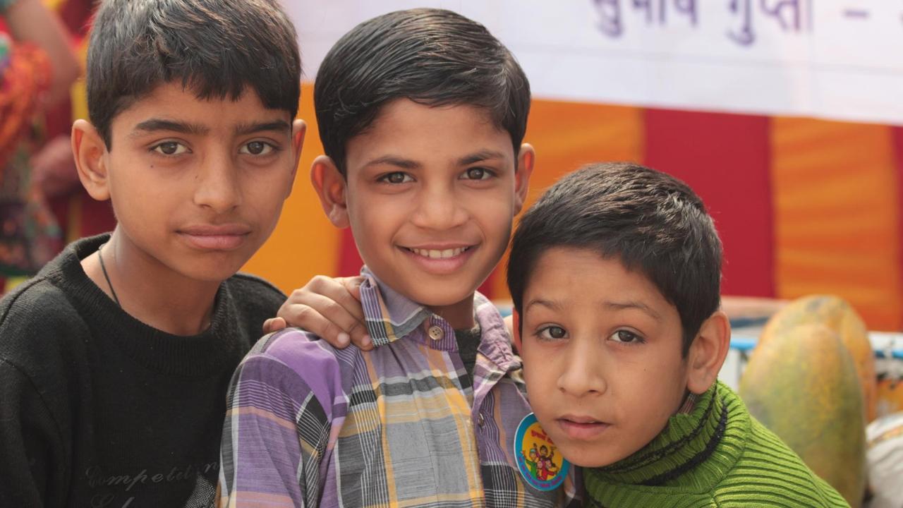 Drei junge Inder in Delhi