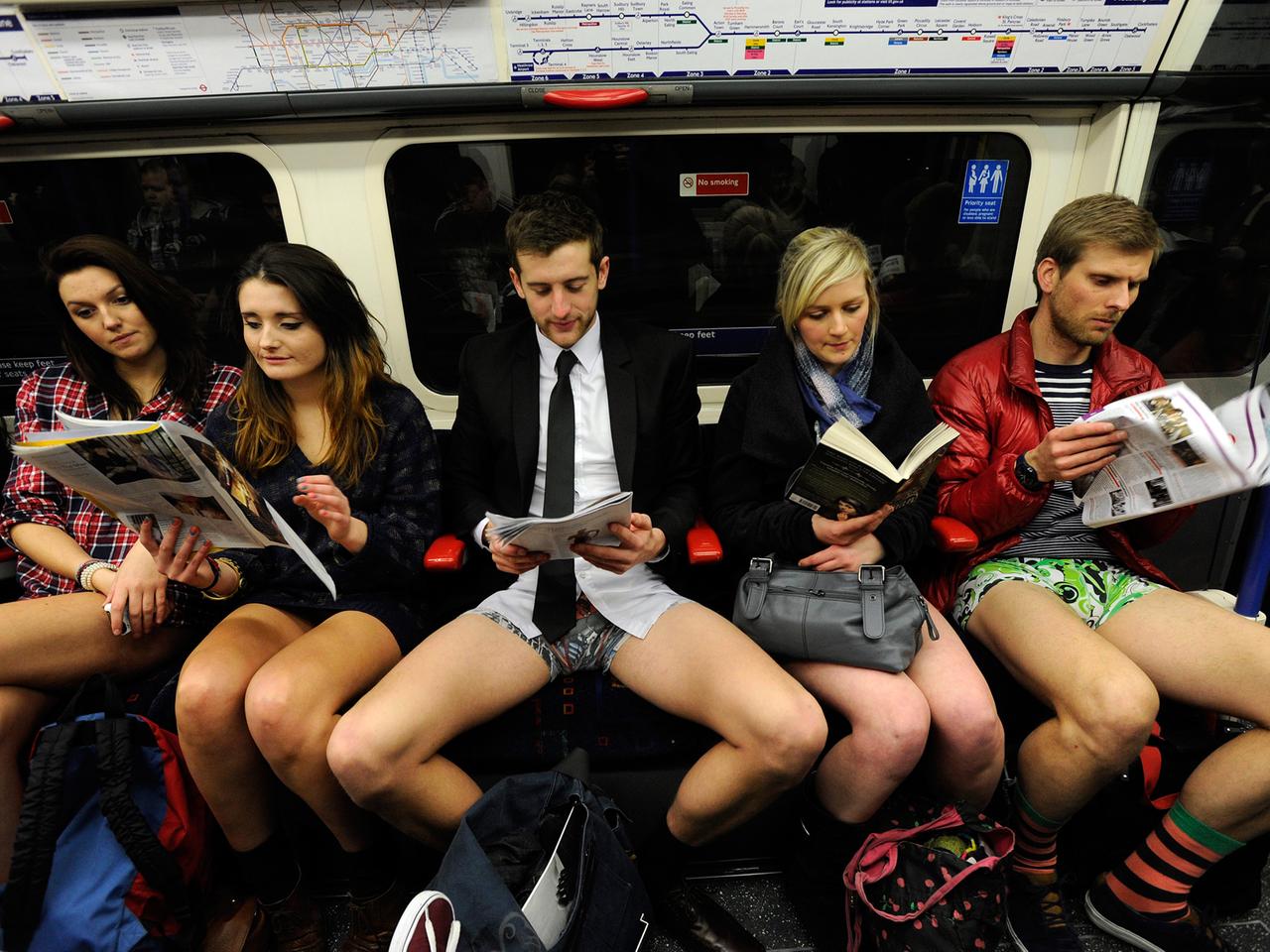 Einige Nutzer der Londoner U-Bahn sitzen in Waggons und tragen keine Hosen am "No Trousers Day" 2013. Einige Nutzer der Londoner U-Bahn sitzen in Waggons und tragen keine Hosen am "No Trousers Day" 2013.